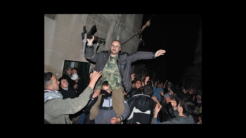 Siria, continua offensiva truppe contro soldati disertori a Damasco