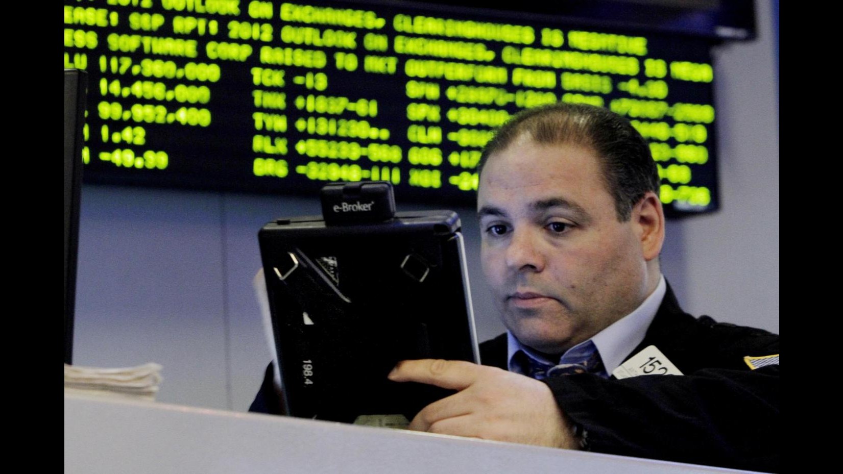 Borsa, vola Piazza Affari, scende lo spread