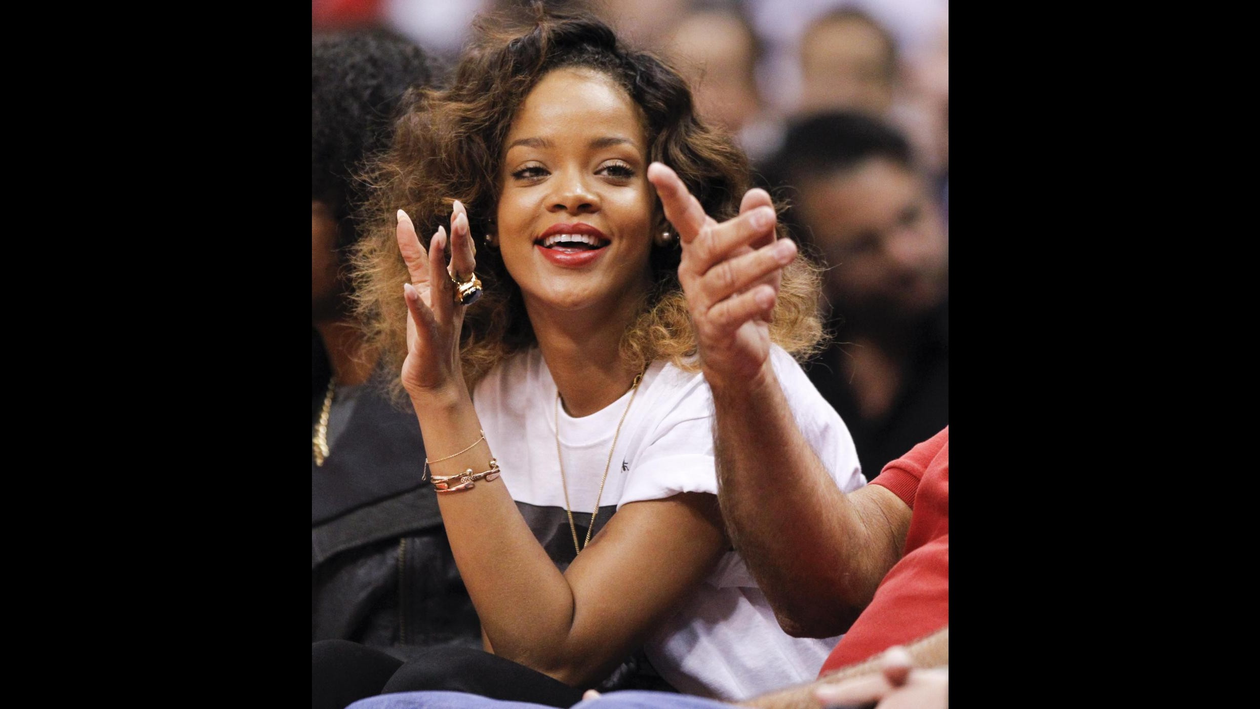 Rihanna spende 100mila sterline per un quadro di cristalli