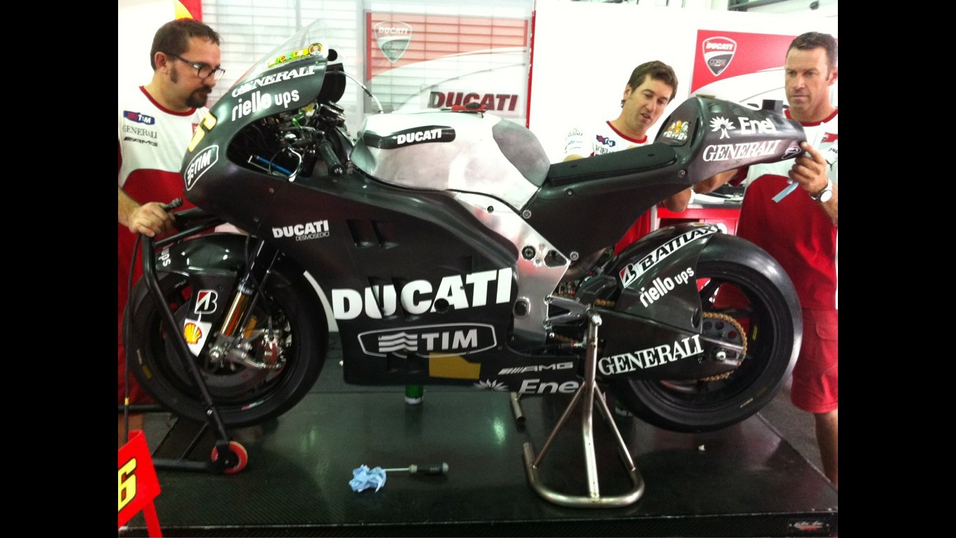 MotoGp, Valentino Rossi mostra in anteprima su Twitter la Ducati 2012