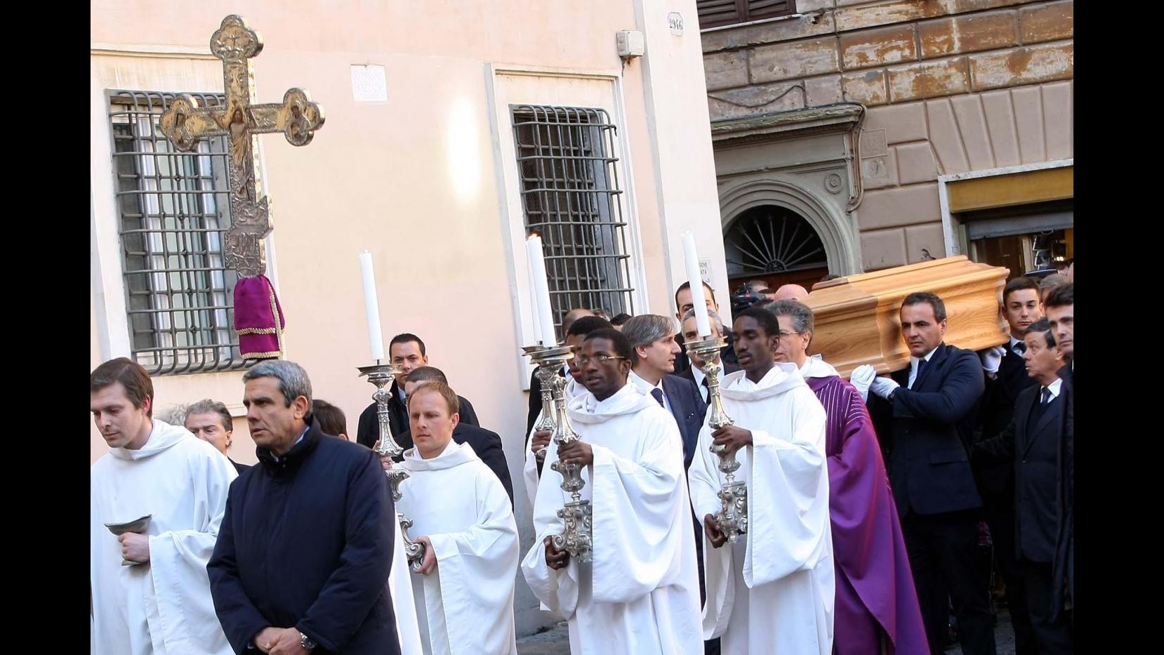 Scalfaro, chiesa gremita e commozione