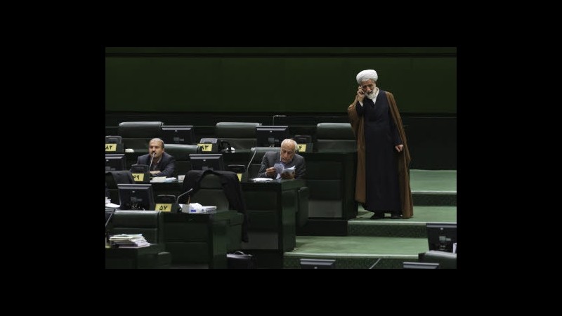 Iran rinvia voto su blocco vendita petrolio a Europa