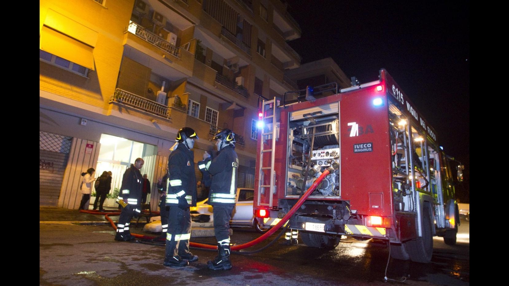 Incendio in appartamento a Napoli, muore 86enne