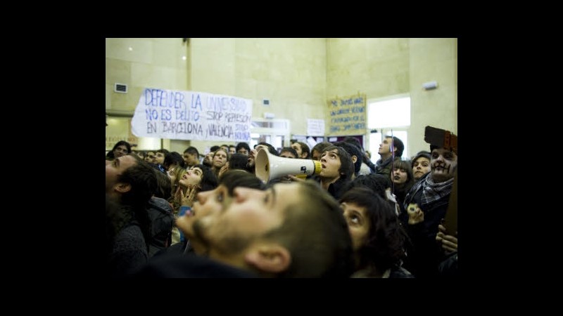 Spagna, scontri durante protesta studentesca a Valencia: 13 feriti