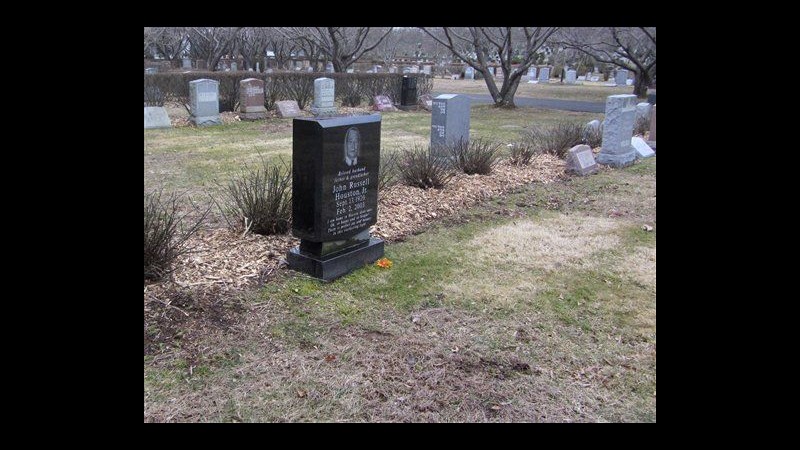 Whitney Houston sarà seppellita in cimitero Westfield vicino al padre