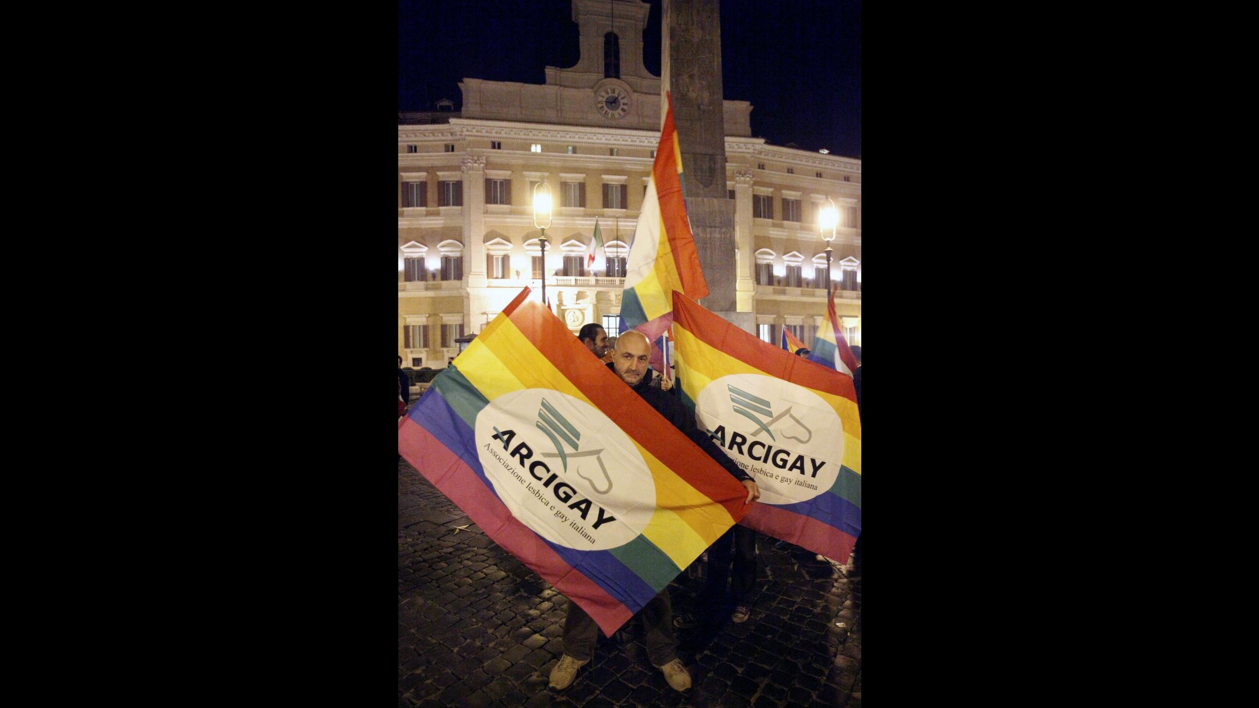 Omosessuale insultato e picchiato in pub a Catania, denuncia Arcigay