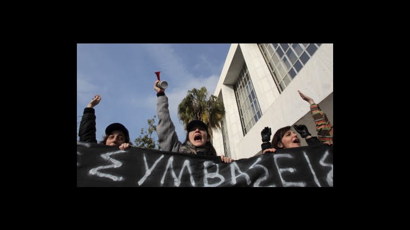 Grecia, manifestanti lanciano uova contro ambasciata tedesca: 7 fermi