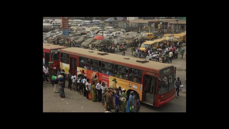 Nigeria, scontro frontale tra due autobus nel nord: 32 morti
