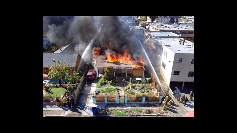 Usa, domato incendio in casa Los Angeles dopo sparatoria: due morti