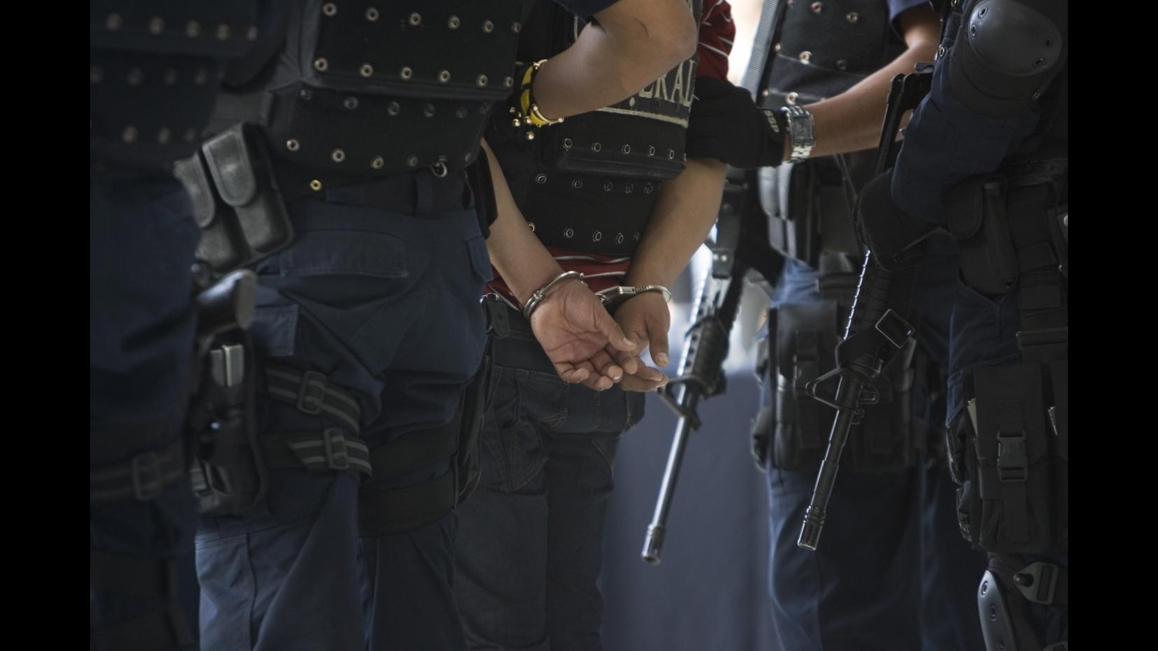 Taranto, scoperto dalla gdf un arsenale nascosto in garage