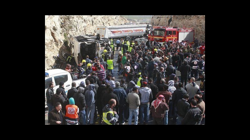 Scontro tra scuolabus e camion in Cisgiordania: muoiono 8 bambini