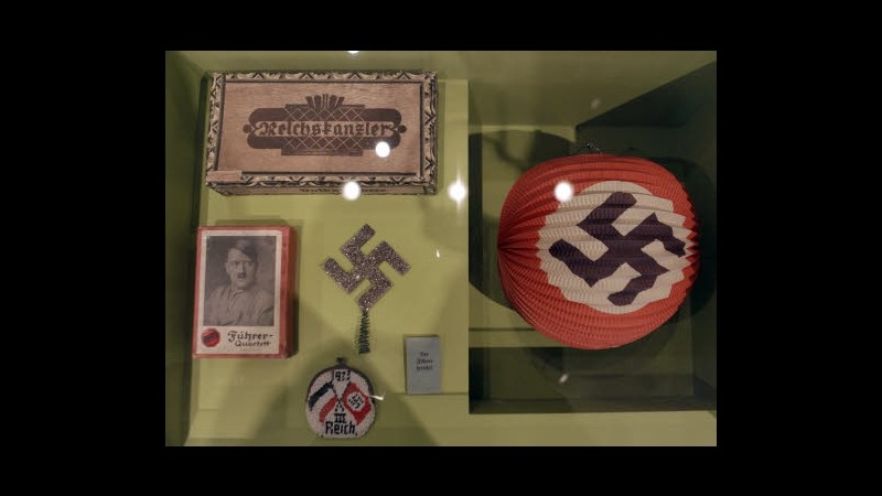 Francia, indagine su festa a tema nazista con deputato britannico