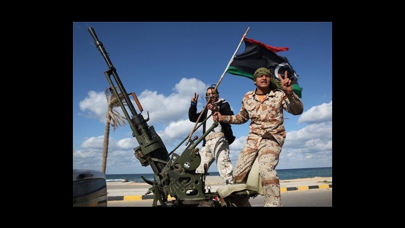 Libia, migliaia di miliziani in parata con armi pesanti a Tripoli