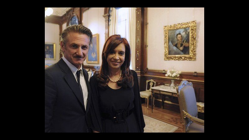 Falkland, Sean Penn si schiera con l’Argentina: Basta colonialismo