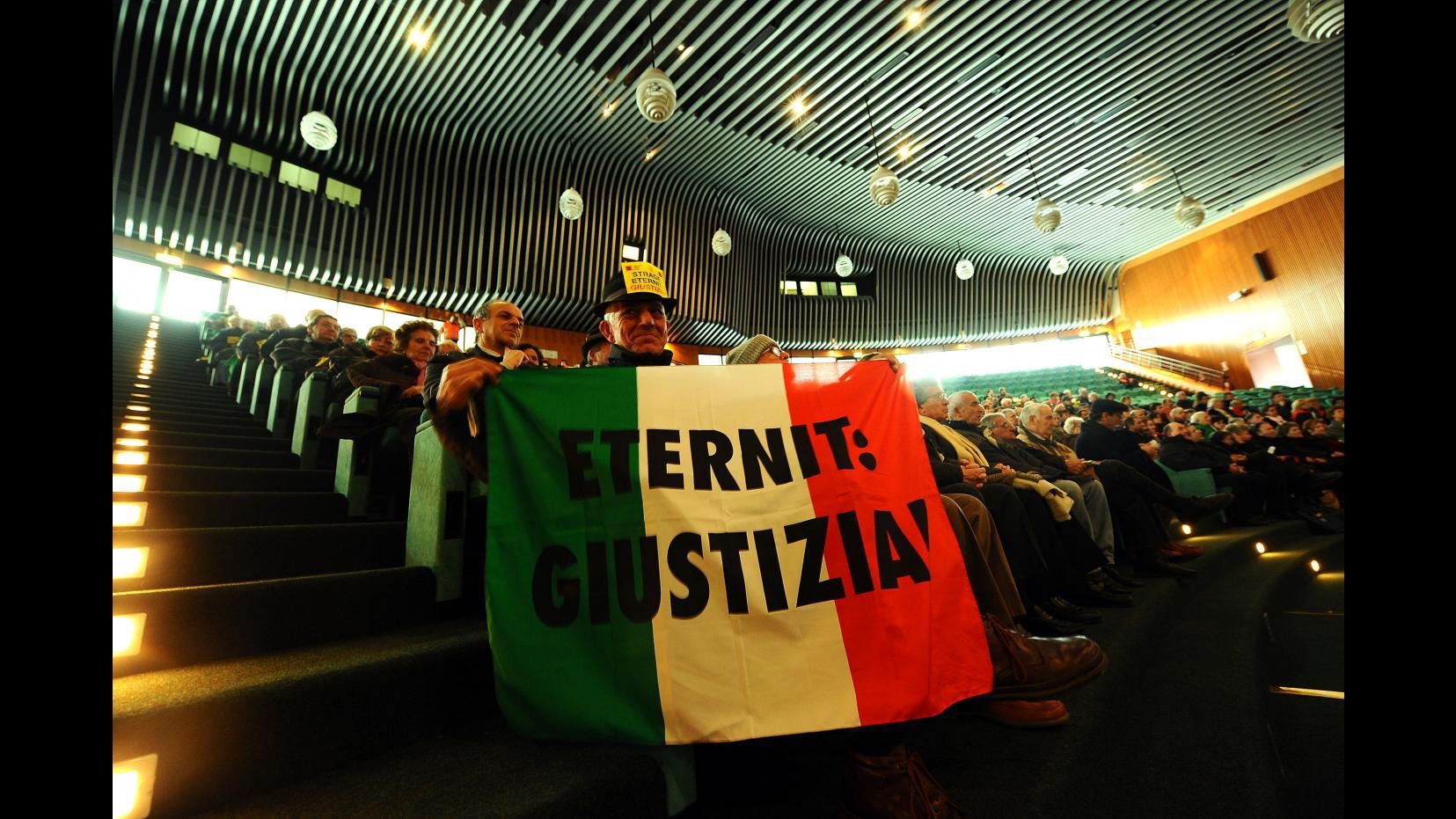 Eternit, su cancello tribunale Torino foto imputato dietro sbarre