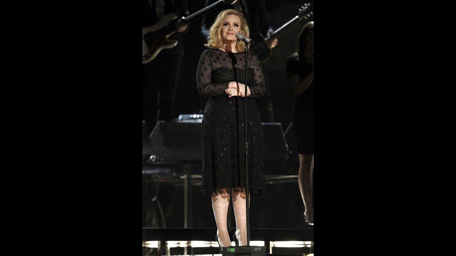 Grammy, trionfo di Adele con 6 premi tra cui miglior album e singolo