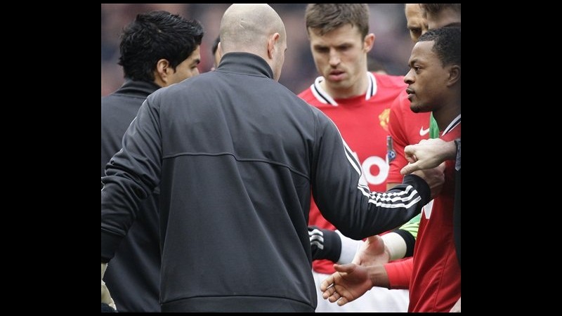 Suarez si scusa: Dispiaciuto per non aver dato la mano ad Evra