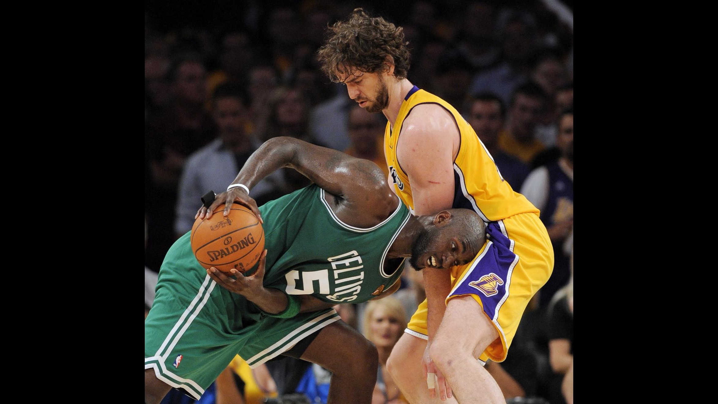 Gasol e Bryant super, i Lakers espugnano Boston all’overtime