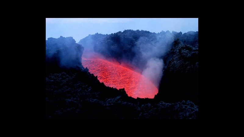 Lava dall’Etna per tre ore, terza eruzione in due mesi