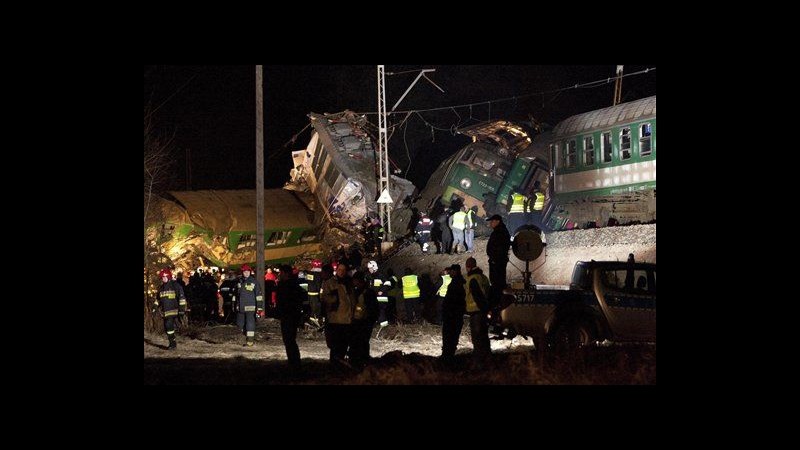 Polonia, scontro fra treni: 16 morti
