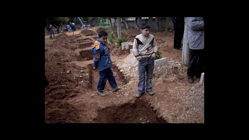 Siria, cimiteri troppo pericolosi: morti sepolti in parchi cittadini