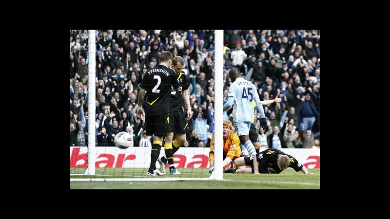 City vince, Balotelli-gol. Crollo Chelsea, Arsenal espugna Liverpool