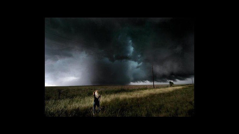 Usa, bambina trovata sola in campo a 10km da casa dopo tornado: grave