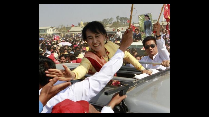 Birmania, Aung San Suu Kyi ha malore durante comizio a Mandalay