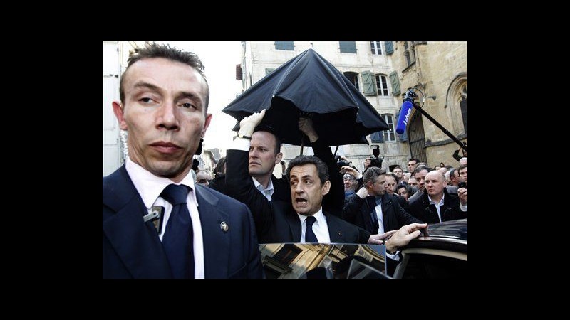 Francia, Sarkozy fischiato a Bayonne costretto a rifugiarsi in bar