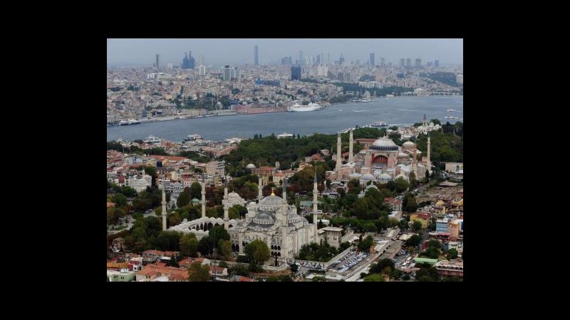 Turchia, esplosione a Istanbul vicino sede partito Erdogan: 16 feriti