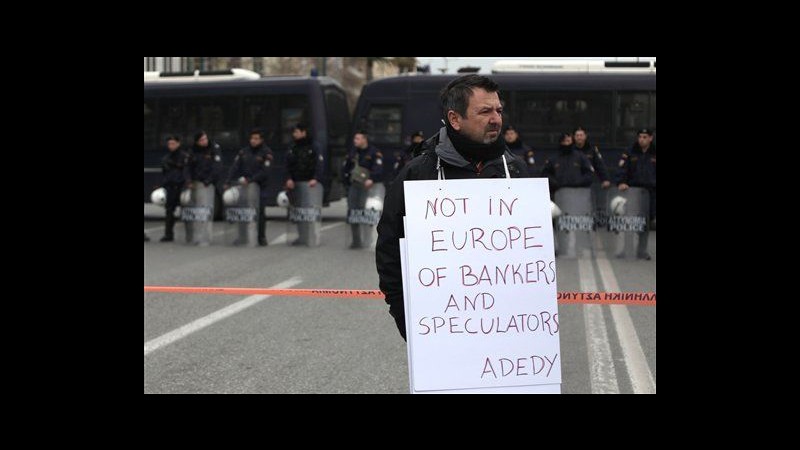 Grecia, manifestazioni davanti a Parlamento e rappresentanza Ue