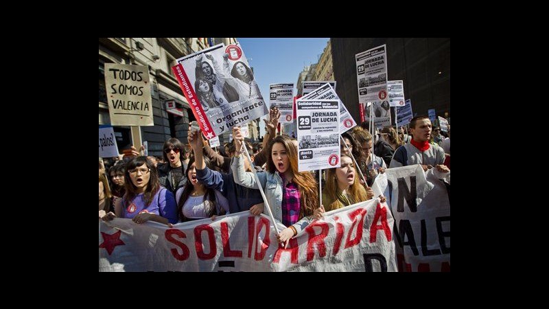 Spagna, scontri tra studenti e polizia in protesta Barcellona: arresti
