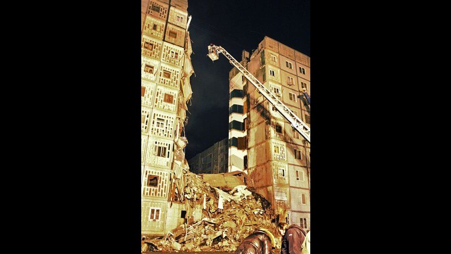 Russia, crollo palazzo dopo fuga di gas: 6 morti e 5 dispersi
