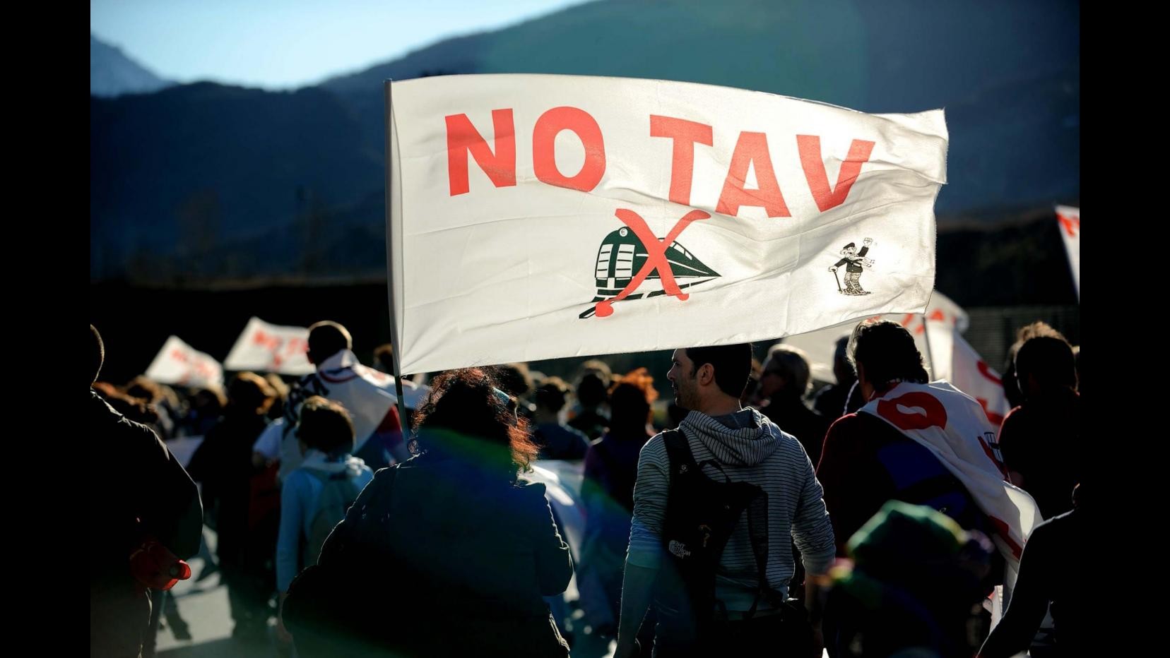 Tav, in coma militante caduto da traliccio