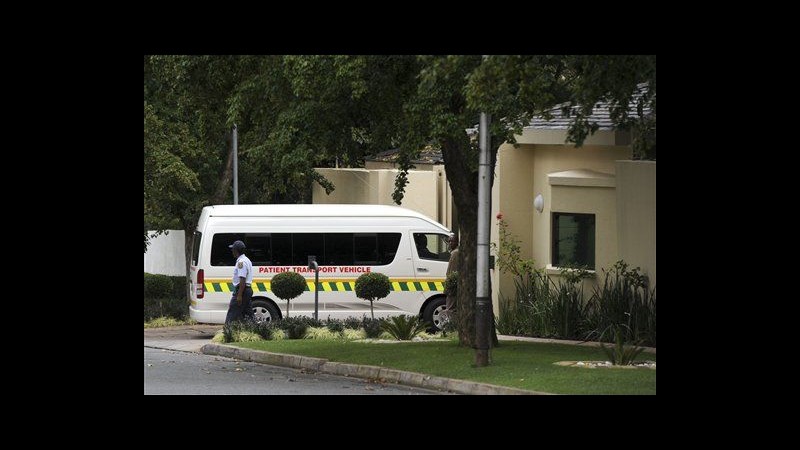 Sudafrica, Mandela dimesso dall’ospedale dopo laparoscopia
