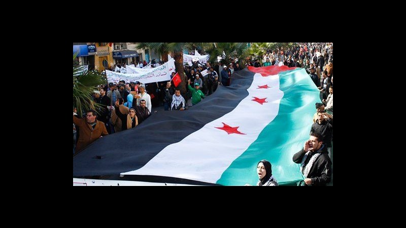 Siria, Clinton chiede a imprenditori e militari di lasciare Assad