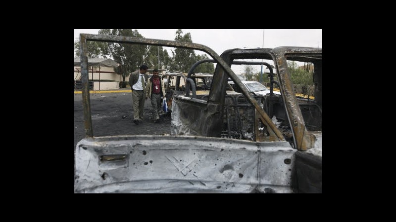 Yemen, autobomba esplode fuori da palazzo presidente: 21 morti