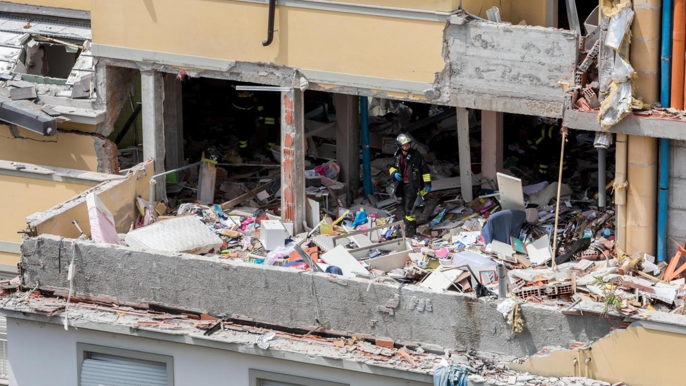 Palazzina esplosa a Milano: papà e bimbe in condizioni stabili