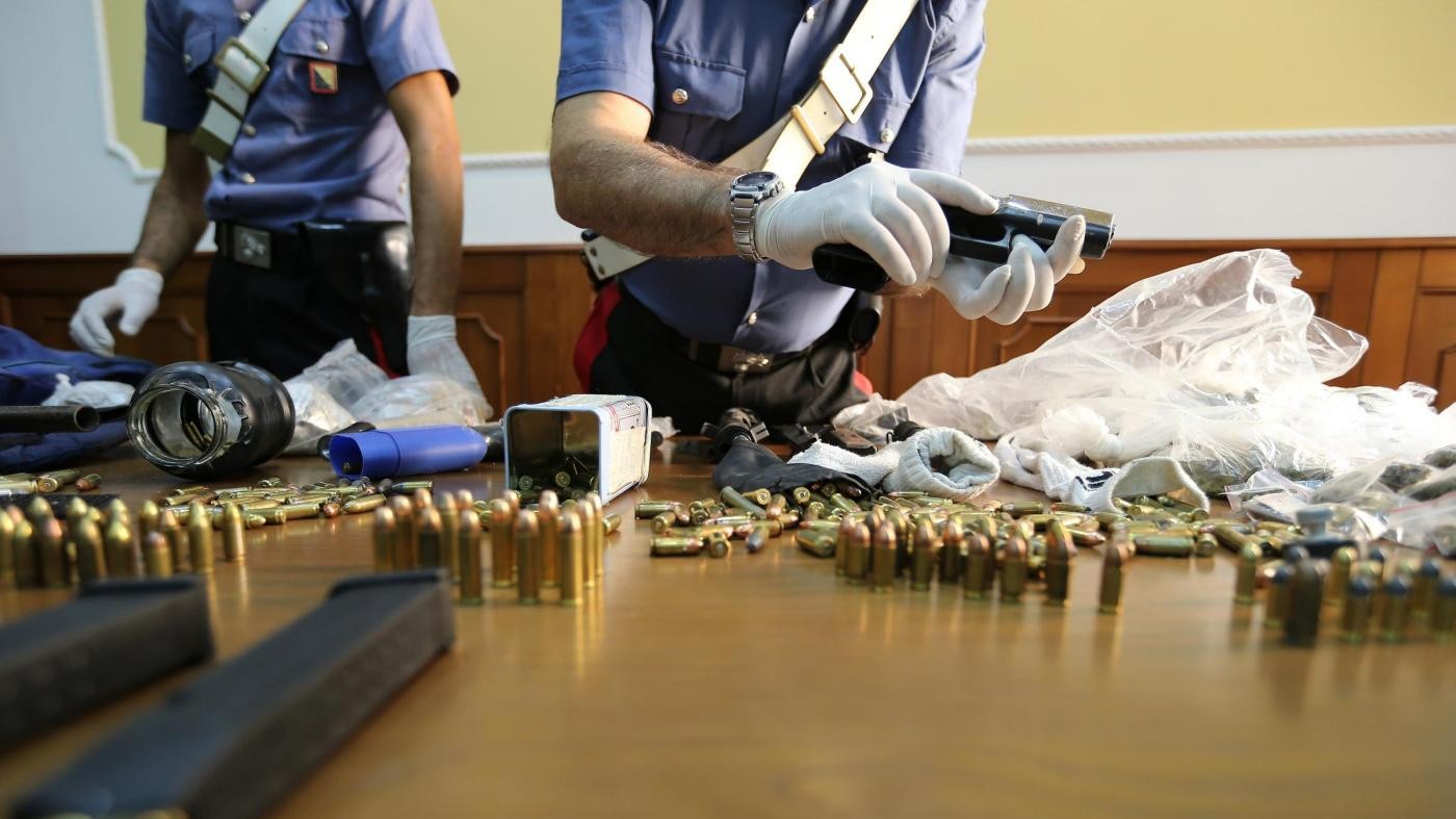 Camorra, ricettazione di armi: 21 arresti fra Campania e Piemonte