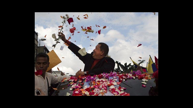 Venezuela, Chavez arrivato a Cuba: a giorni operato per tumore