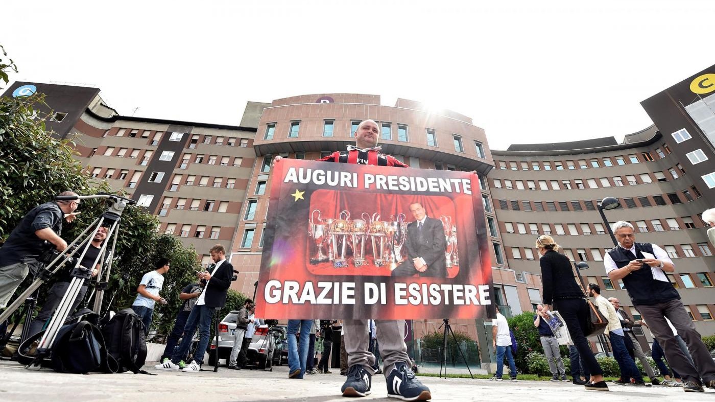 Berlusconi si è risvegliato, il fratello: Stanotte momento di difficoltà poi tutto ok