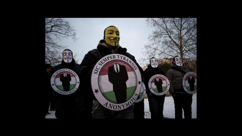 Anonymous attacca sito web partner Fbi: home sostituita con hit Coolio