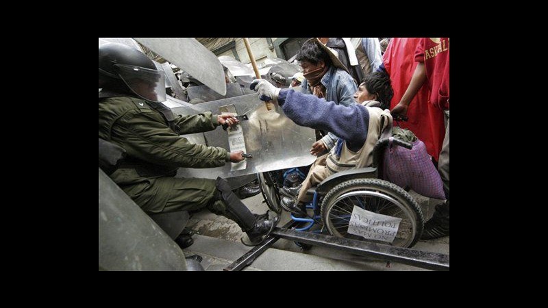 Bolivia, disabili protestano a La Paz: 4 fermi in scontri con polizia