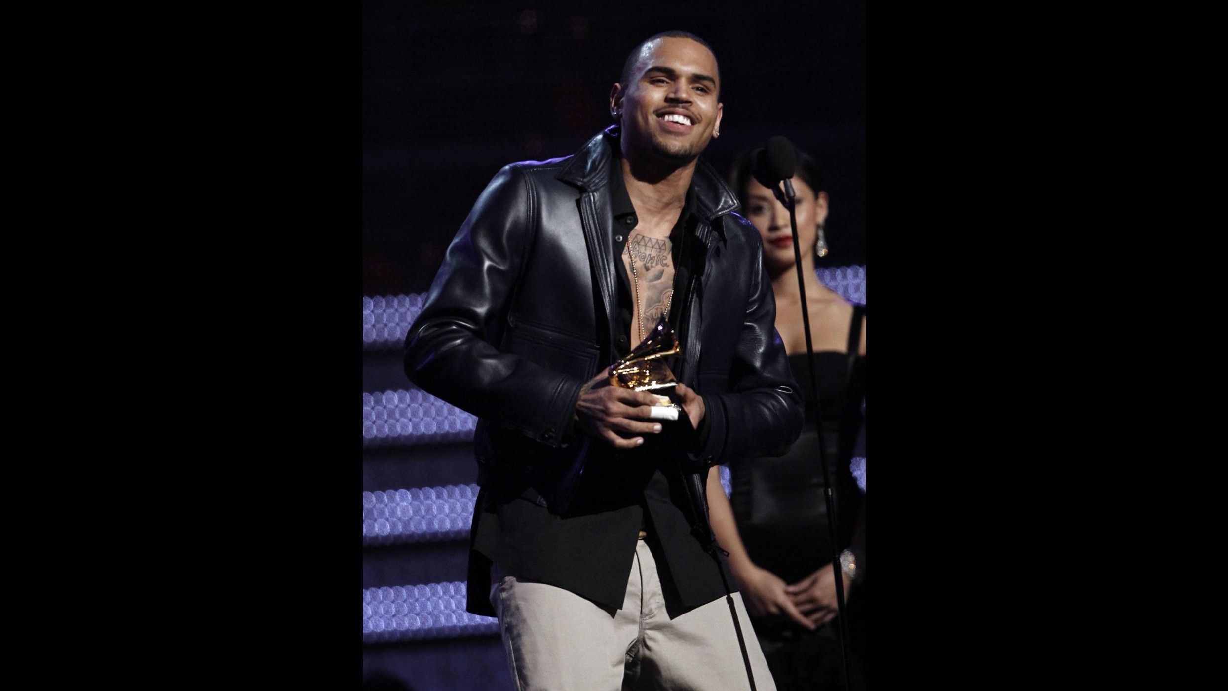 Chris Brown accusato di aver rubato il telefonino a una ragazza
