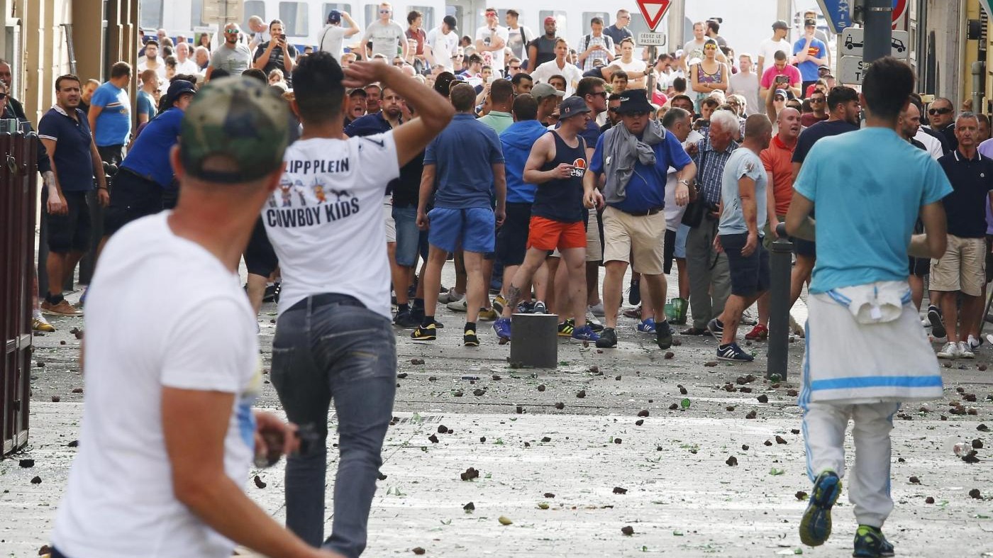 Euro 2016, scontri a Marsiglia: espulsione per 20 tifosi russi