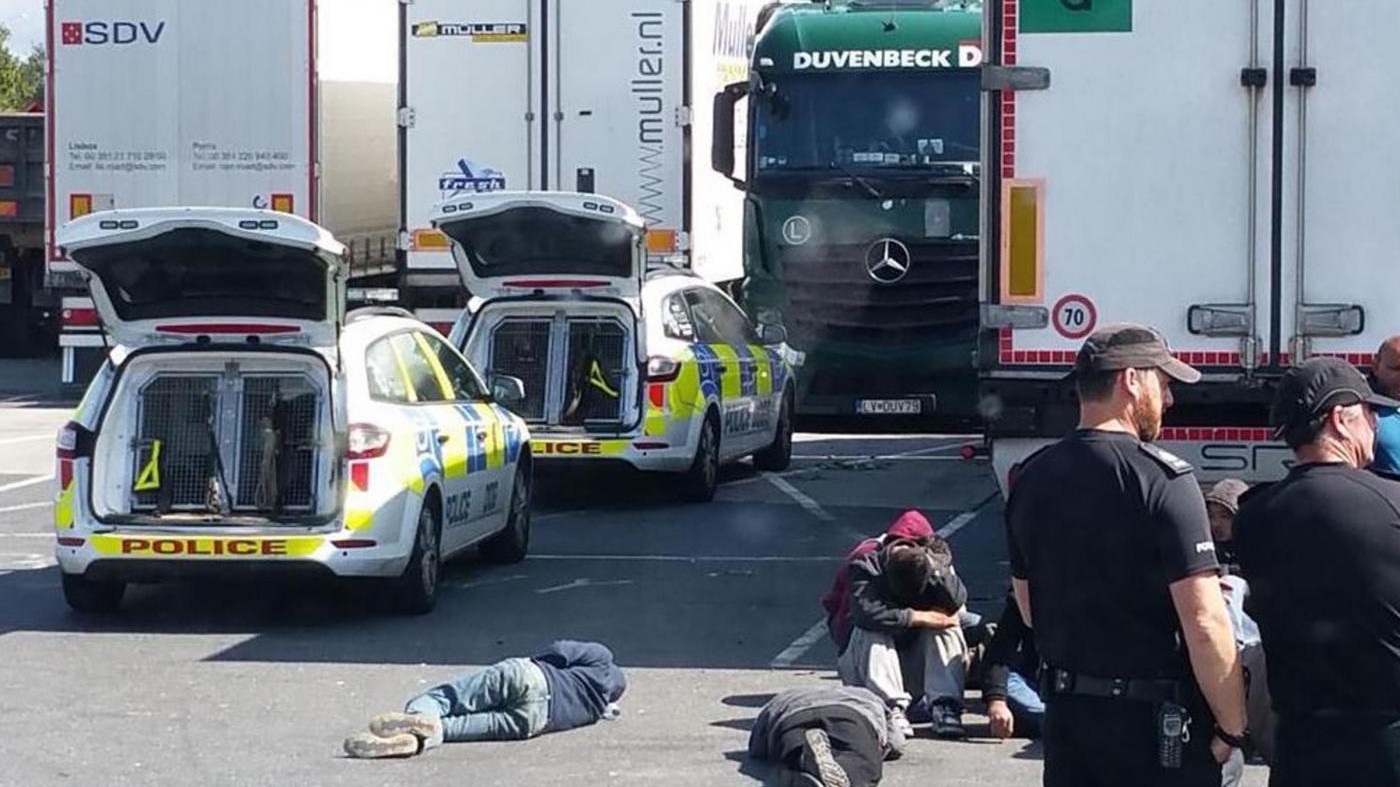 Londra, 11 migranti trovati chiusi in un camion