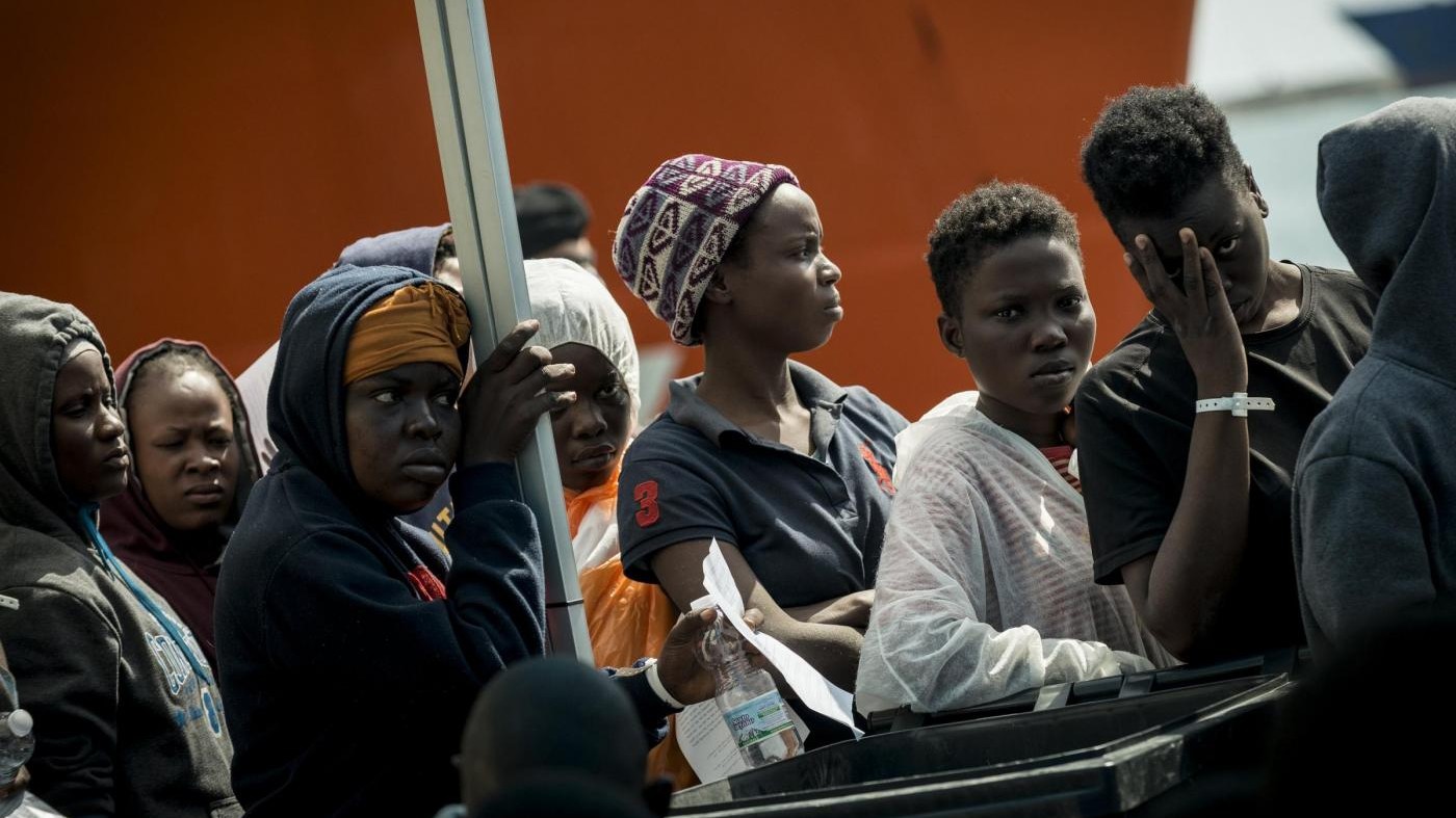 Bloccato veliero con 33 migranti a bordo: arrestati 2 scafisti