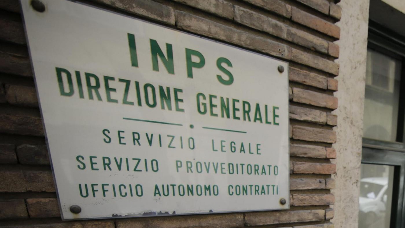 Lavoro, contratti indeterminati -35%