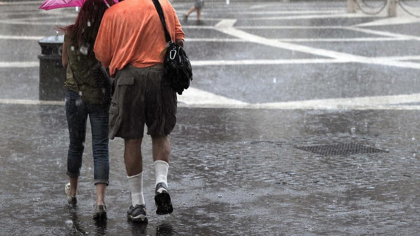 Maltempo a Milano: alberi caduti e fogna rotta in zona via Padova
