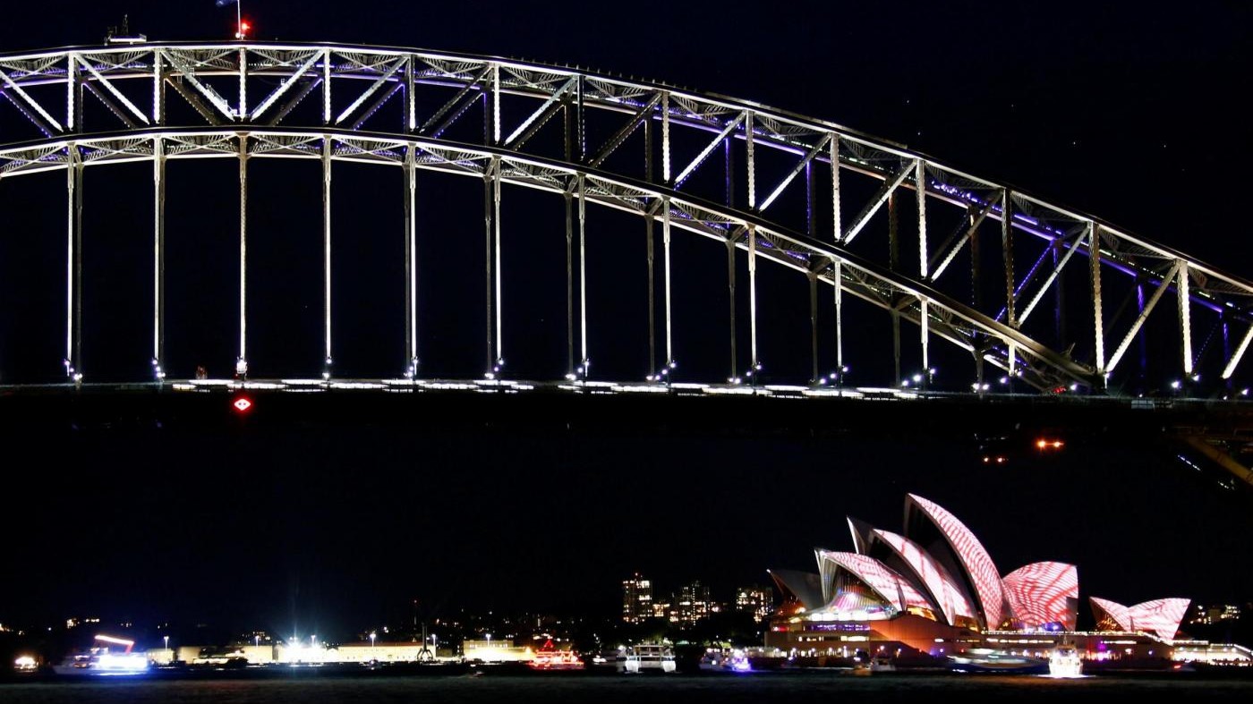 Si arrampica sul Sydney Harbour Bridge: arrestato